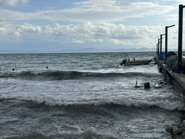 Son dakika... Meteorolojiden İstanbul için sarı kodlu uyarı: Su baskınlarına dikkat Beklenen yağış başladı, trafik kilit...