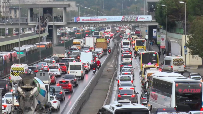 Son dakika... Meteorolojiden İstanbul için sarı kodlu uyarı: Su baskınlarına dikkat Beklenen yağış başladı, trafik kilit...