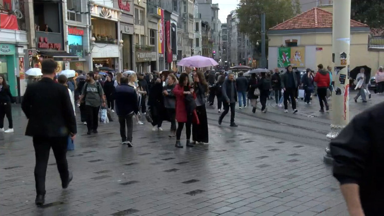Son dakika... Meteorolojiden İstanbul için sarı kodlu uyarı: Su baskınlarına dikkat Beklenen yağış başladı, trafik kilit...