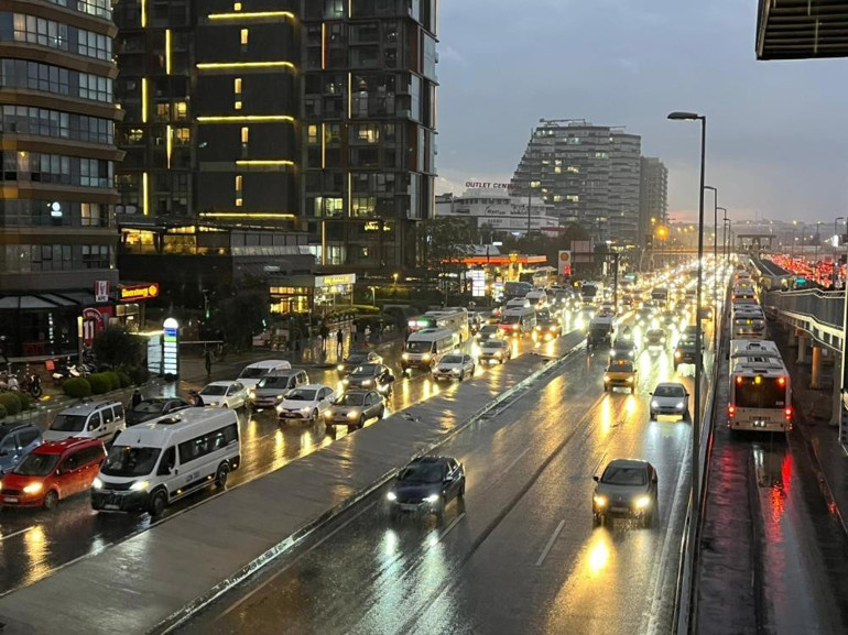 Son dakika... Meteorolojiden İstanbul için sarı kodlu uyarı: Su baskınlarına dikkat Beklenen yağış başladı, trafik kilit...