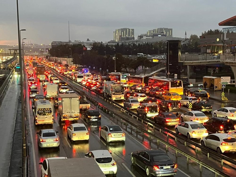Son dakika... Meteorolojiden İstanbul için sarı kodlu uyarı: Su baskınlarına dikkat Beklenen yağış başladı, trafik kilit...
