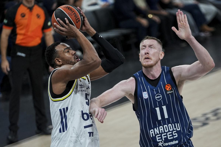 Anadolu Efes 69-79 Fenerbahçe Beko maçından bir görüntü