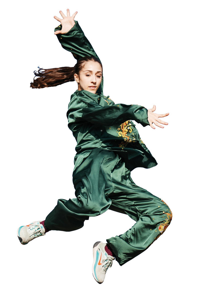 Parkta tai chi antrenmanı yapan Liyne Nisa Akgül