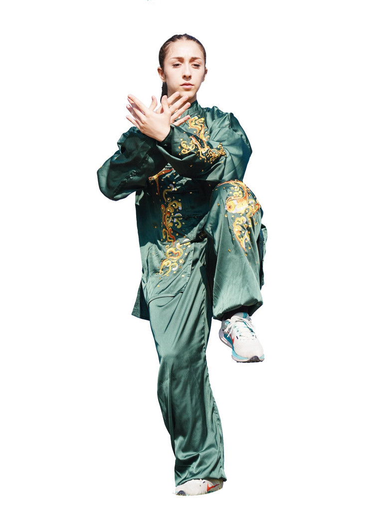 Antrenörle parkta çalışan tai chi sporcusu