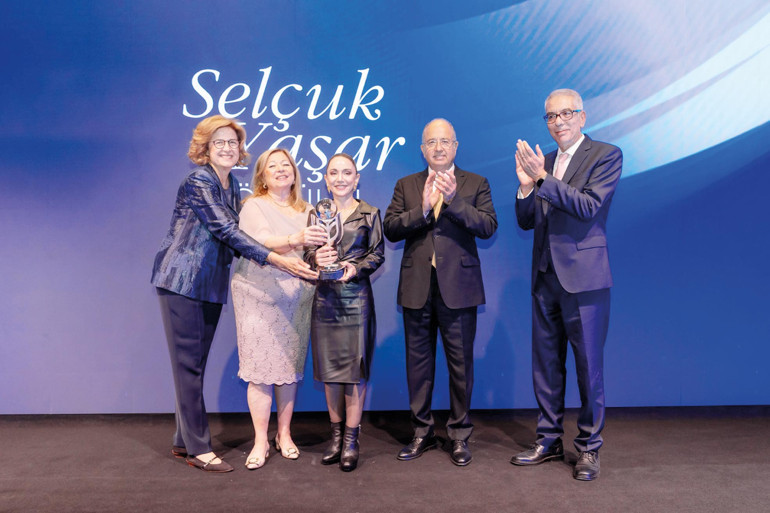 Bilimle sanayi arasında köprü kurdu... Selçuk Yaşar ödülü Prof. Dr. Elif Uysal’a verildi