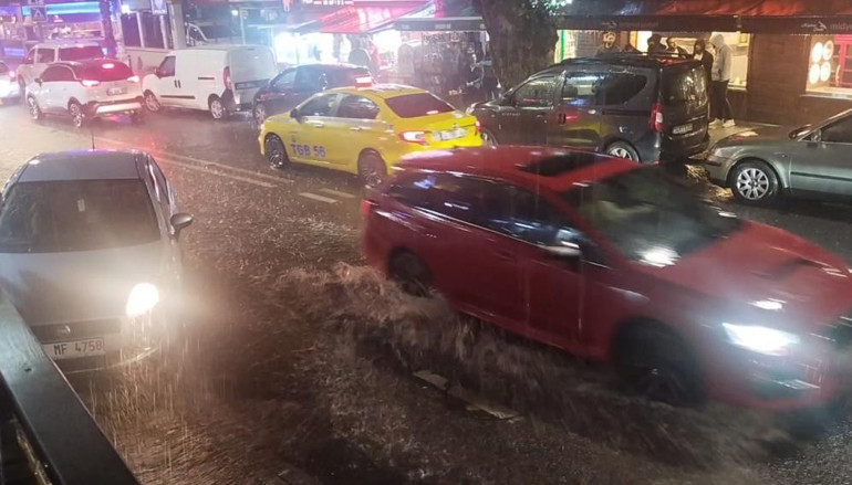 Un rayo iluminó la noche en Estambul