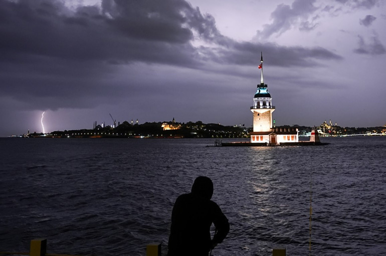 İstanbul'da sağanak yağış ve şimşek görüntüsü