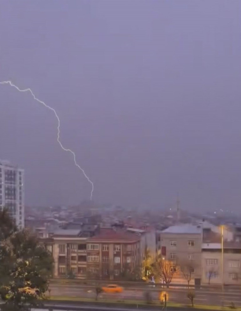 İstanbul sokaklarında sağanak sonrası su birikintisi