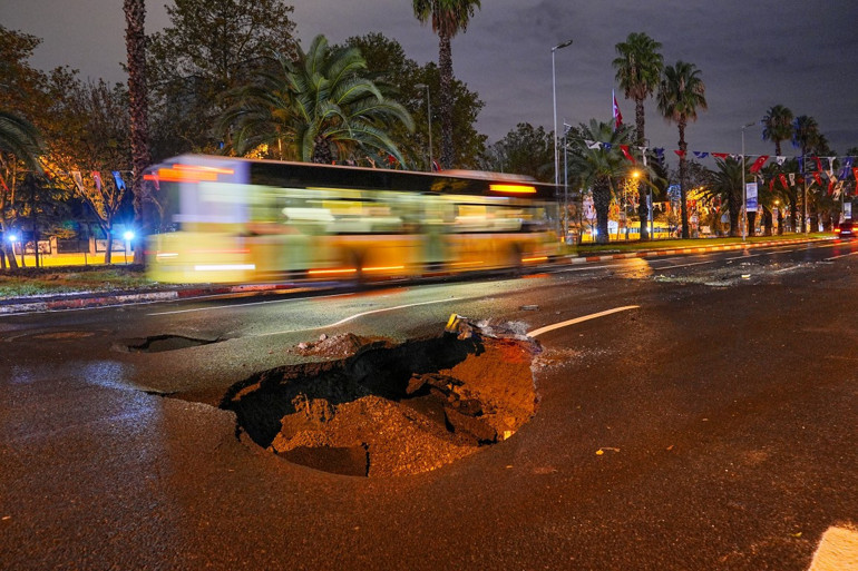 Yol çökmesi görüntüsü