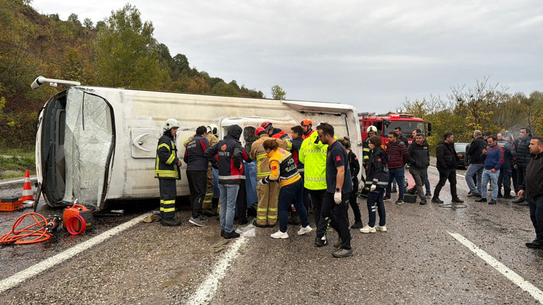 Bartın'da servis midibüsü kazası