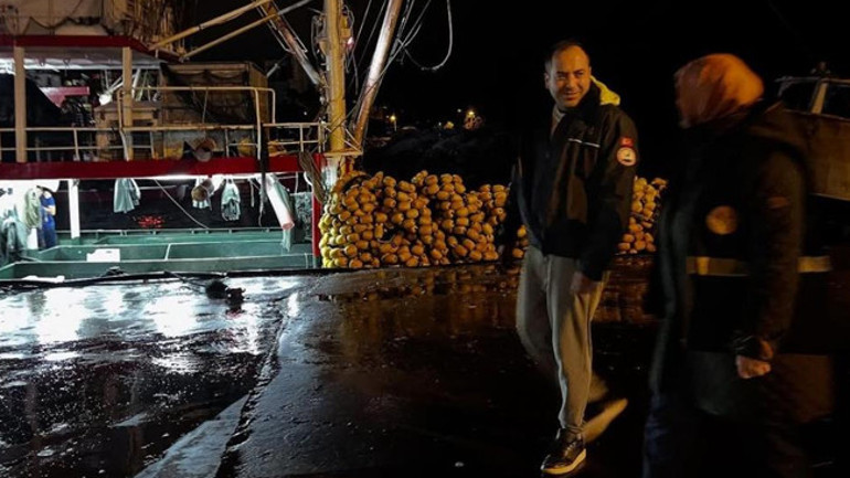 Akçakoca limanında hamsi avı ve tekneler