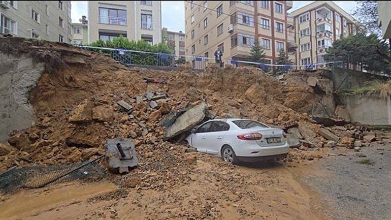 Son dakika İstanbul sağanak yağışa teslim oldu: İstinat duvarı çöktü, yollar göle döndü | Meteorolojiden İstanbul için yeni uyarı 10 kentte sarı kodlu alarm