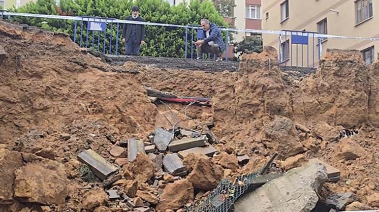 Son dakika İstanbul sağanak yağışa teslim oldu: İstinat duvarı çöktü, yollar göle döndü | Meteorolojiden İstanbul için yeni uyarı 10 kentte sarı kodlu alarm