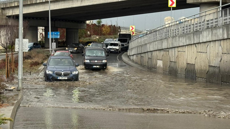 Son dakika İstanbul sağanak yağışa teslim oldu: İstinat duvarı çöktü, yollar göle döndü | Meteorolojiden İstanbul için yeni uyarı 10 kentte sarı kodlu alarm