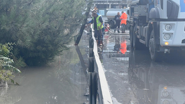 Son dakika İstanbul sağanak yağışa teslim oldu: İstinat duvarı çöktü, yollar göle döndü | Meteorolojiden İstanbul için yeni uyarı 10 kentte sarı kodlu alarm