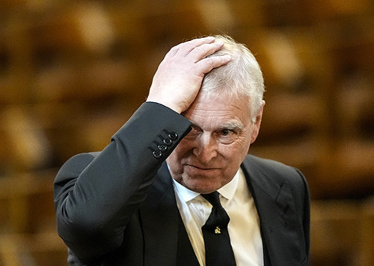 Büyüse de hep onların bebeği olarak kalacak... Küçüğünün alnına bu silinmez lekeyi asla sürmez