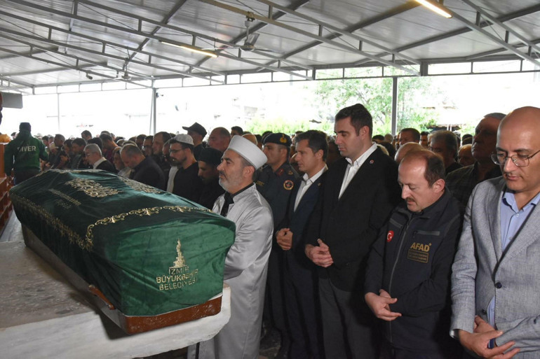 Son dakika... İzmirdeki selde kaybolan Bülent Kaptanoğlunun cansız bedeni bulundu Otomobiliyle sele kapıldığı anlar kamerada...