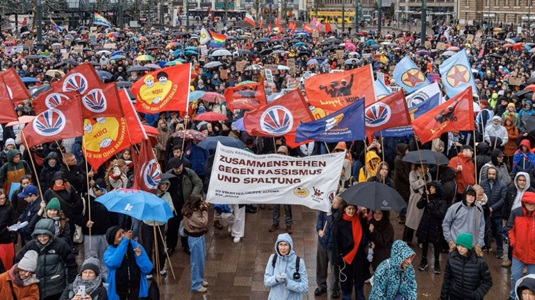 Merzi protesto etmeye devam ettiler