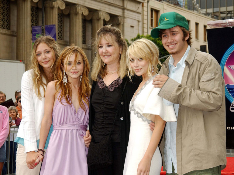 Ünlü oyuncu kıyafete hiç para vermiyor… ‘İkiz ablalarımın eskilerini giyiyorum’