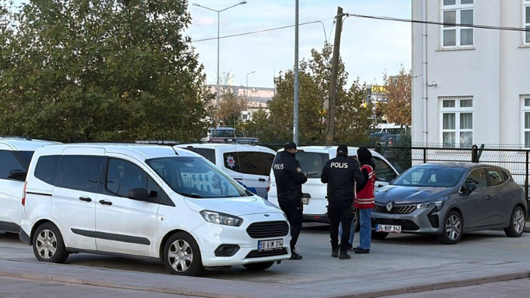 Parkta bırakılan bebeğin bulunduğu bank