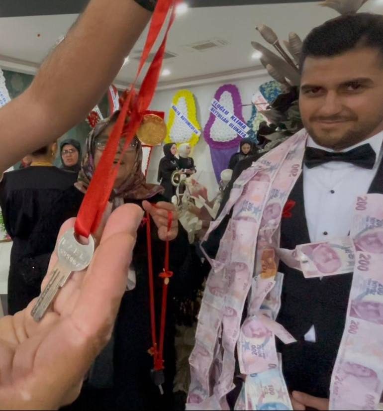Düğün töreninde hediye takdimi anı