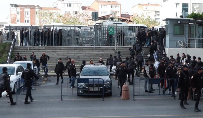 Adliye önünde güvenlik önlemleri ve kalabalık