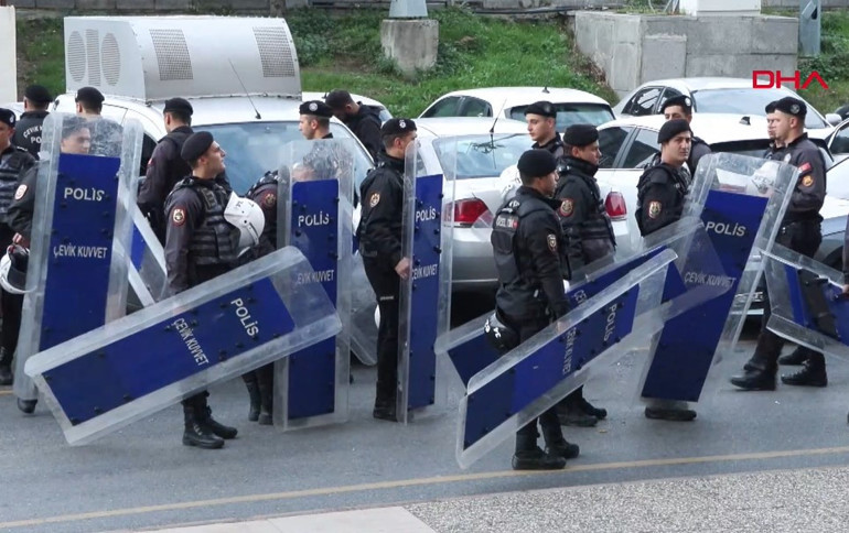 Adliye önünde toplanan kalabalık ve gelen ekipler