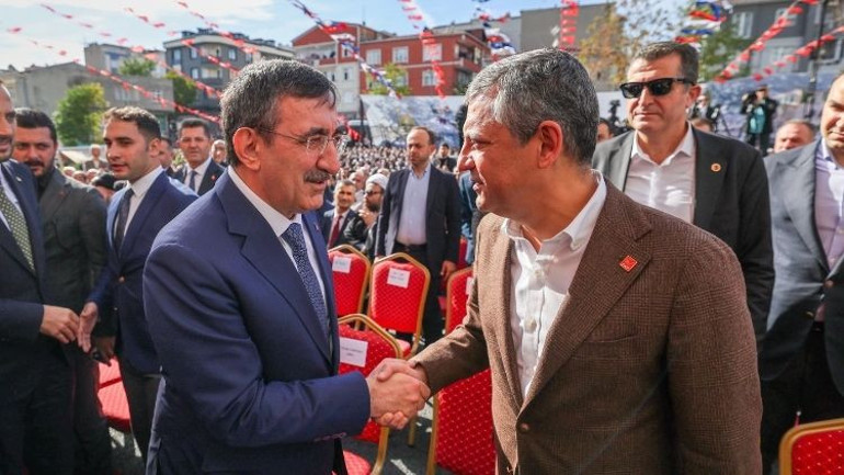 Protokol üyeleri törende