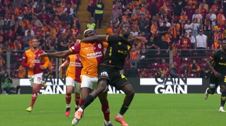 Maç sırasında hakem kararlarının tartışıldığı anlar