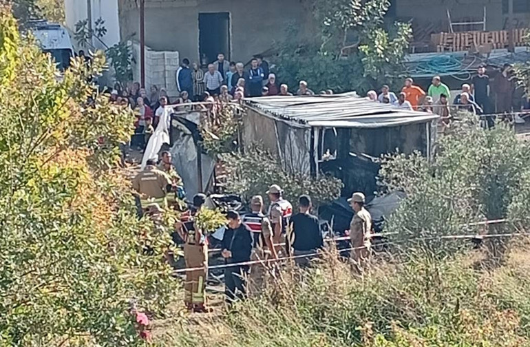 Hatay’da konteyner yangınına müdahale eden itfaiye ekipleri