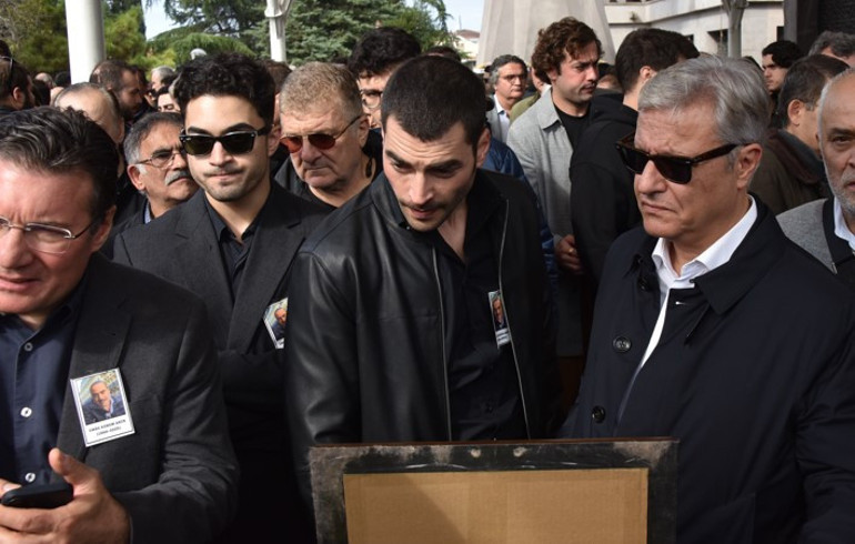 Akın Akınözü dayısını son yolculuğuna uğurladı