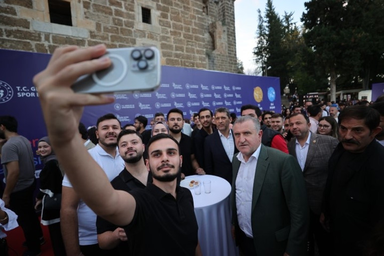 Genç oyuncular Aspendos Antik Tiyatrosunda sahne aldı