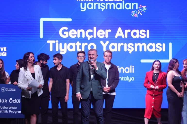 Genç oyuncular Aspendos Antik Tiyatrosunda sahne aldı