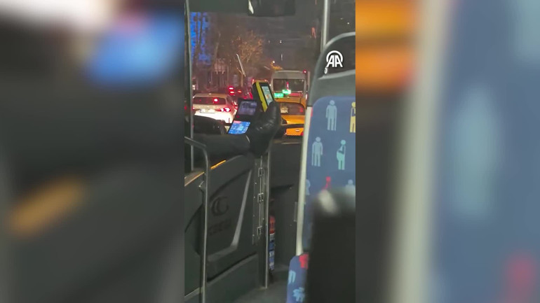 Otobüste şoförün validatör bölgesine uzanan ayağına ait görüntü