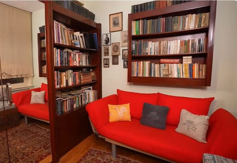 Usta sanatçı tarih kokan 3 oda 1 salon evinin kapılarını açtı