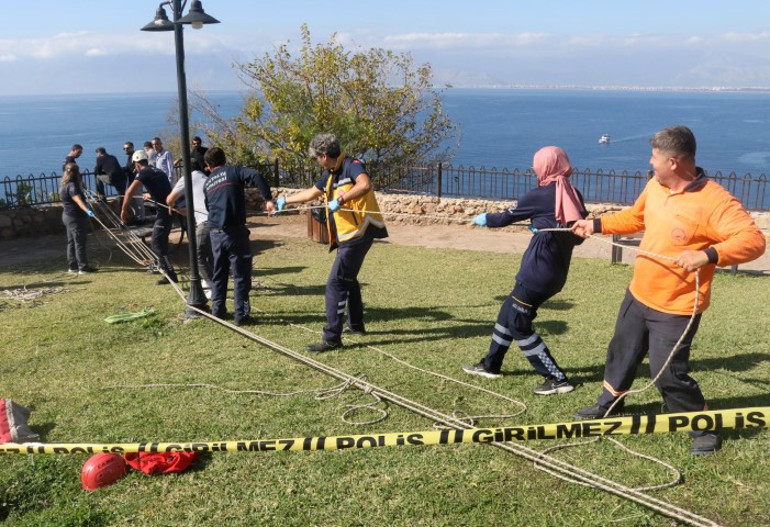 Ekiplerin falezlerden cesedi çıkarma çalışması