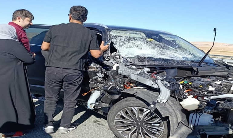 Ambulans, kazada yaralanan anne ve oğlunu taşırken görüntü