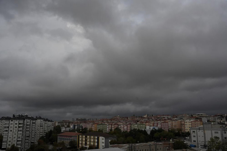 Bulutların İstanbul üzerinde ilerlediği kare