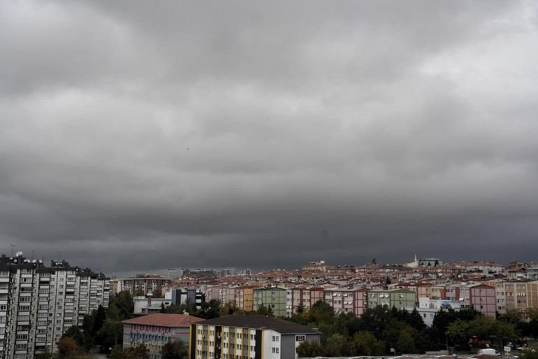İstanbul semalarında kara bulutların yoğunlaştığı an