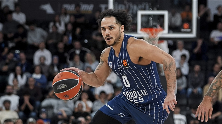 Paris Basketbol ve Anadolu Efes oyuncuları saha içinde