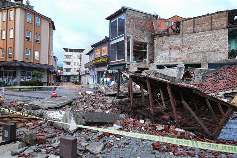 Dün geceden beri 500, 3 ayda 12.000 sarsıntı: Sındırgıda deprem fırtınası | 6 büyüklüğünde yeni depremler sürpriz olmaz Bu mesaj çok daha önemli