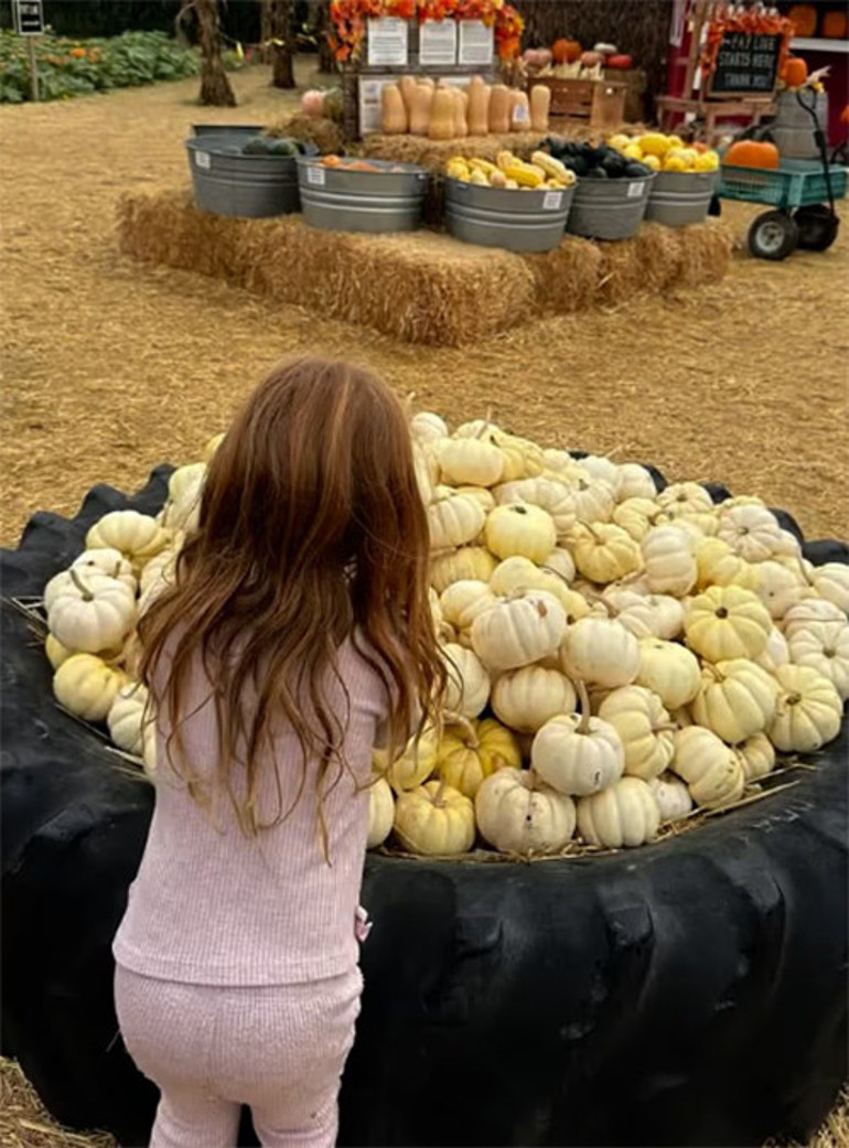 Bu çocuklar gerçekten sizin mi Kendi giyinip kuşandı, çocukların üstünde yok başında yok... Kızın saçını taramadan bu yaşa geldi