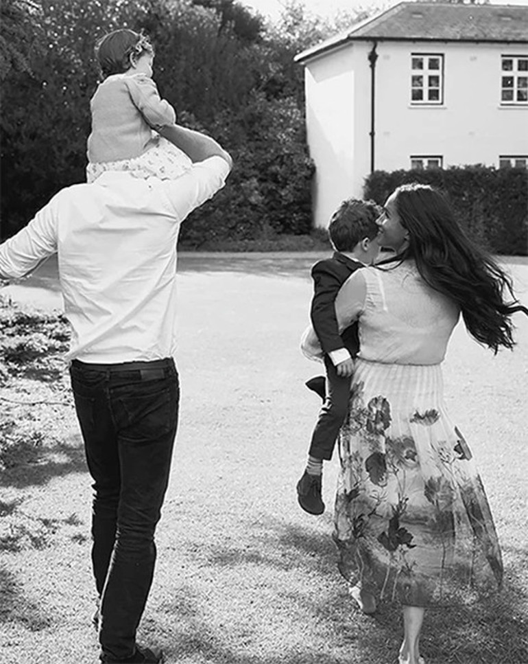 Bu çocuklar gerçekten sizin mi Kendi giyinip kuşandı, çocukların üstünde yok başında yok... Kızın saçını taramadan bu yaşa geldi