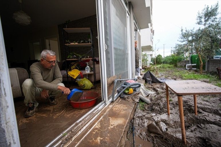 Şiddetli sağanakla vatandaşlar kabusu yaşadı Yollar göle döndü, ev ve iş yerlerini su bastı