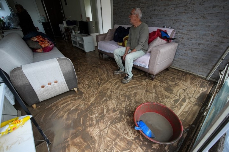 Şiddetli sağanakla vatandaşlar kabusu yaşadı Yollar göle döndü, ev ve iş yerlerini su bastı