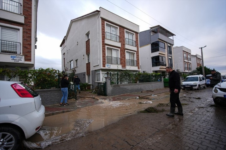 Şiddetli sağanakla vatandaşlar kabusu yaşadı Yollar göle döndü, ev ve iş yerlerini su bastı