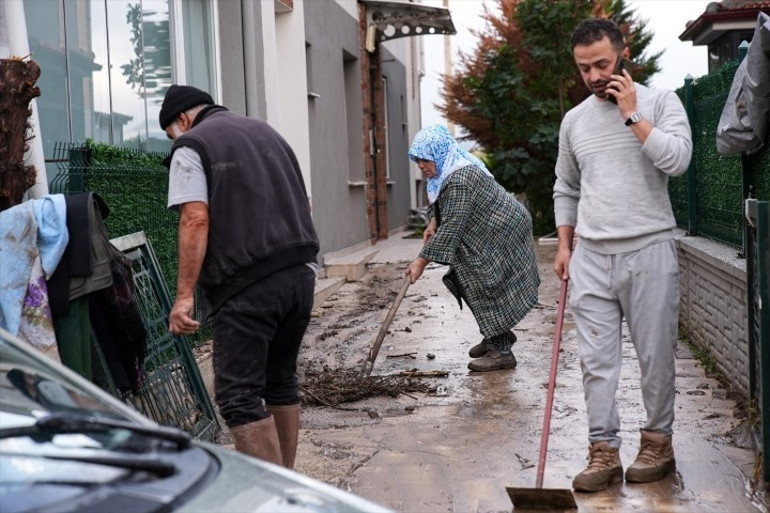 Şiddetli sağanakla vatandaşlar kabusu yaşadı Yollar göle döndü, ev ve iş yerlerini su bastı