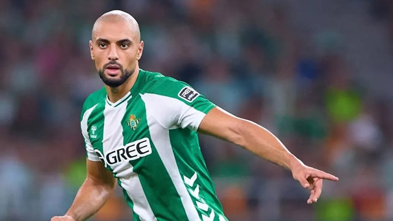 Amrabat takım arkadaşıyla saha içi görüntü