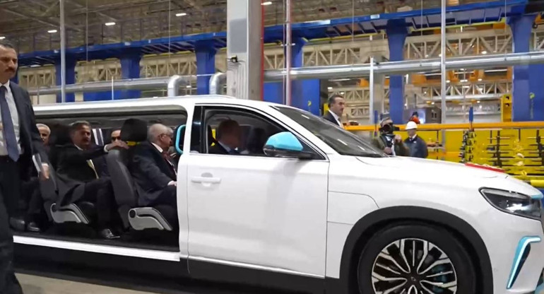 Dikkat çeken görüntüler Cumhurbaşkanı Erdoğan, Altay tankı teslim törenine özel tasarım TOGG ile geldi