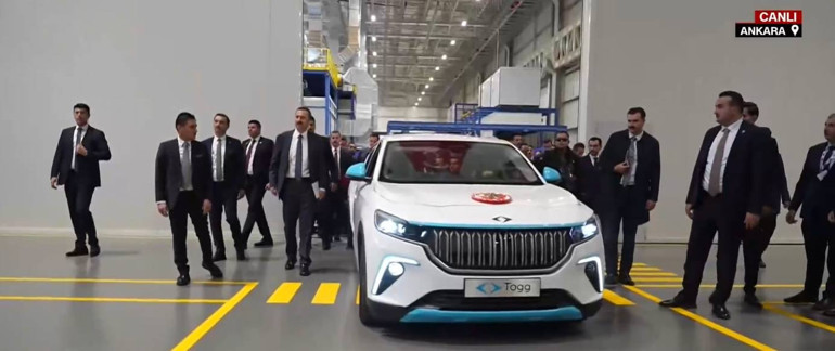 Dikkat çeken görüntüler Cumhurbaşkanı Erdoğan, Altay tankı teslim törenine özel tasarım TOGG ile geldi